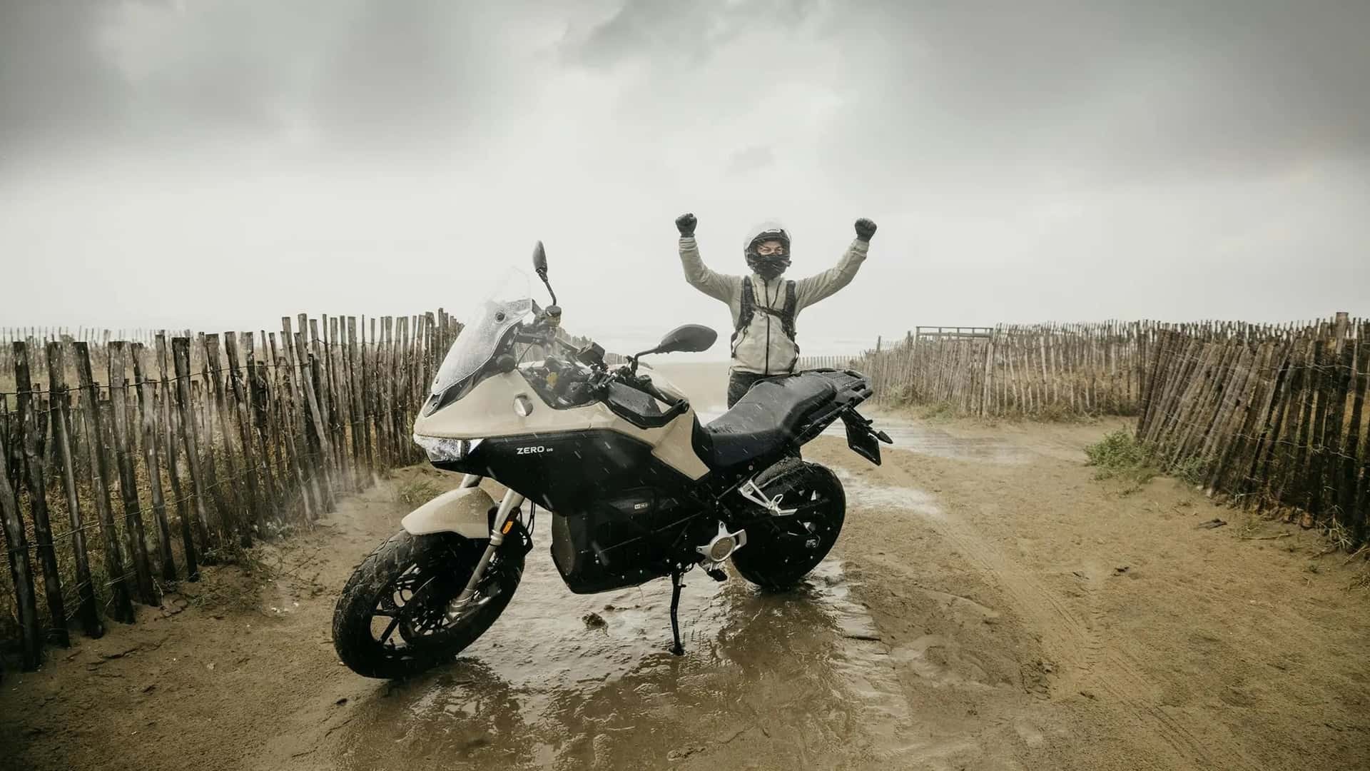 Mẫu mô tô điện này vừa lập Kỷ lục Guinness di chuyển 436,5 km chỉ bằng một lần sạc Mẫu mô tô điện này vừa lập Kỷ lục Guinness di chuyển 436,5 km chỉ bằng một lần sạc
