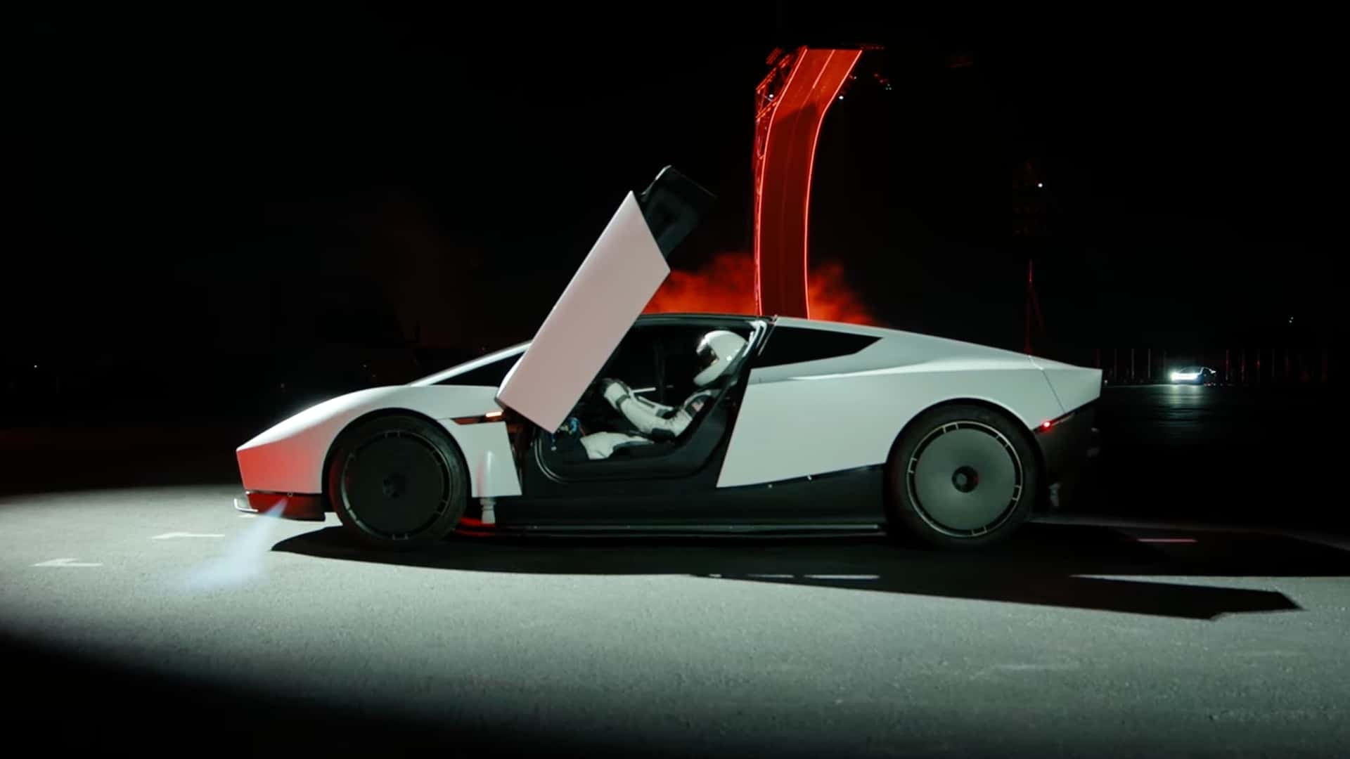 Tesla Roadster thế hệ mới ra mắt, trình diễn chạy lộn ngược rồi... bay đáp xuống đất