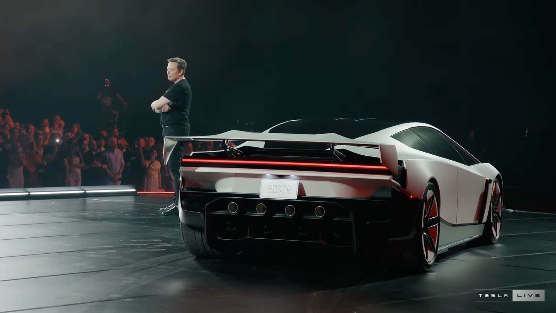 Tesla Roadster thế hệ mới ra mắt, trình diễn chạy lộn ngược rồi... bay đáp xuống đất