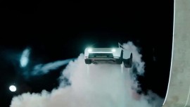 Tesla Roadster thế hệ mới ra mắt, trình diễn chạy lộn ngược rồi... bay đáp xuống đất