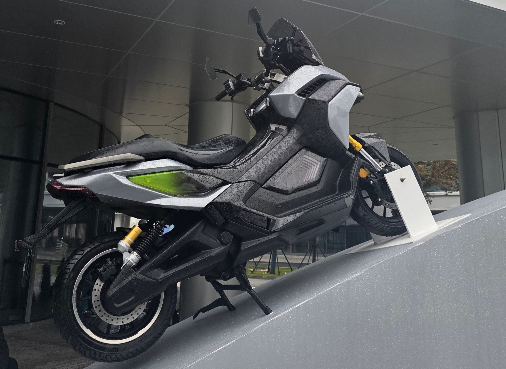 Mẫu xe máy điện kiểu ADV thuộc thương hiệu Cinnox của Chery