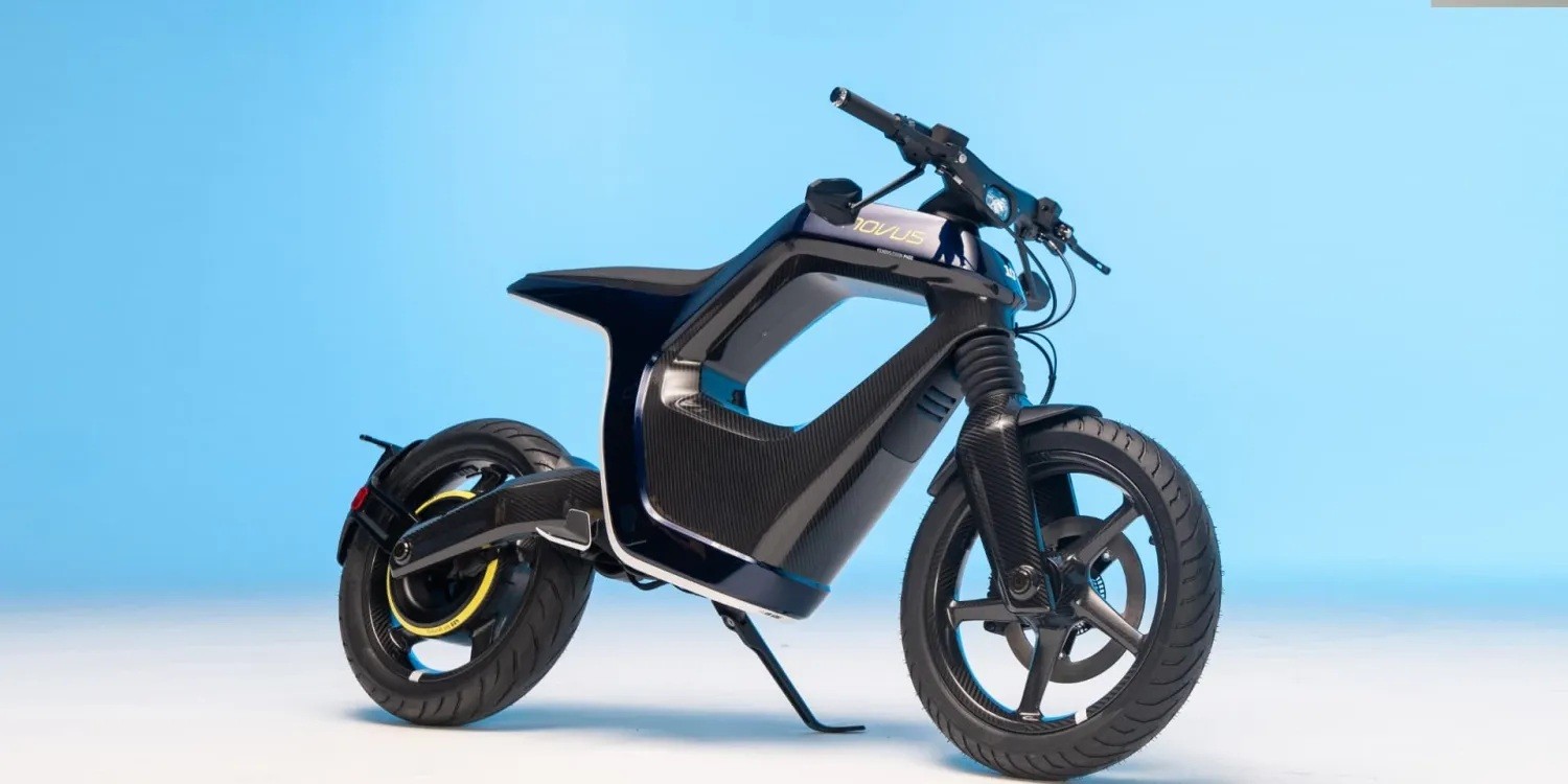 Novus One là một mẫu mô tô điện có thiết kế kỳ lạ với khoảng trống lớn giữa thân xe