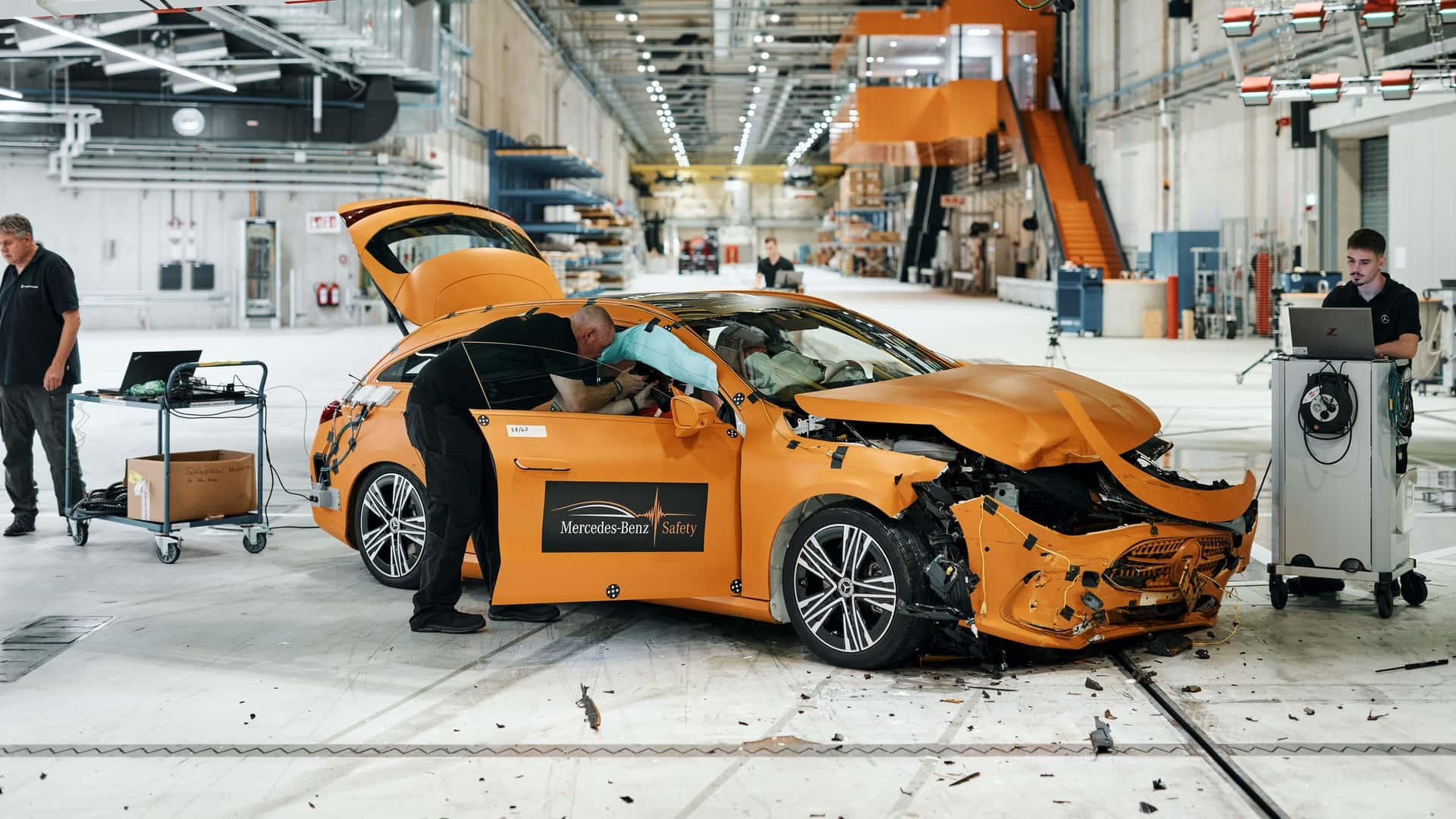 Mercedes-Benz cho hai xe CLA đâm ngang ở tốc độ 56 km/h để chứng minh độ an toàn Mercedes-Benz cho hai xe CLA đâm ngang ở tốc độ 56 km/h để chứng minh độ an toàn