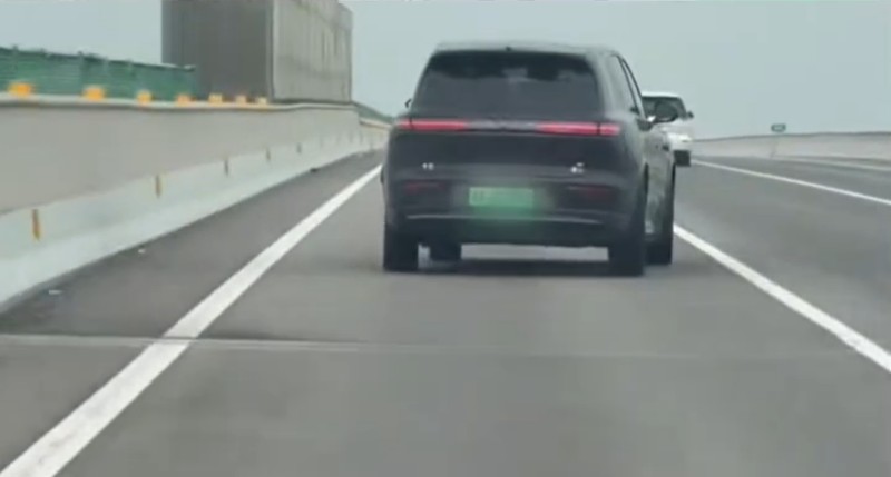 SUV hạng sang Trung Quốc chạy “lệch bánh” trên cao tốc, tạo dấu hỏi về chất lượng Hình ảnh chiếc SUV Voyah di chuyển trên cao tốc với thân xe lệch góc lớn