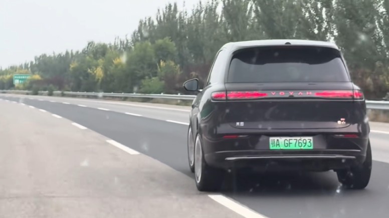 SUV hạng sang Trung Quốc chạy “lệch bánh” trên cao tốc, tạo dấu hỏi về chất lượng Chiếc xe có khả năng đã gặp lỗi hệ thống đánh lái phía sau, dẫn đến tư thế di chuyển bất thường