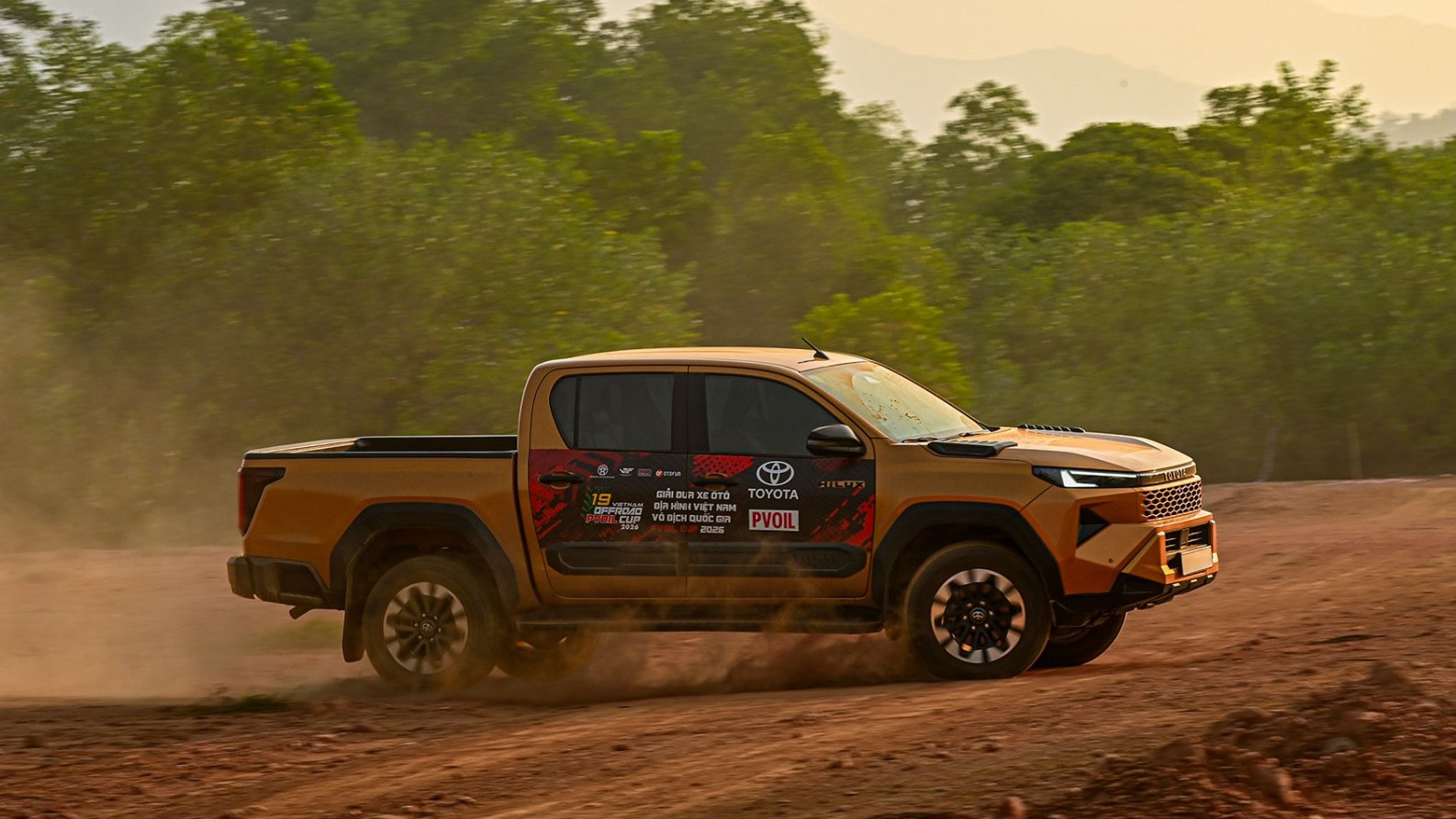 Toyota mang Hilux và Land Cruiser FJ đến VOC 2026