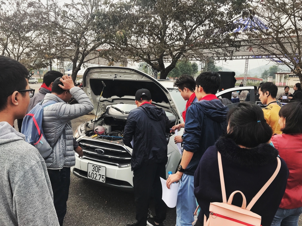 Ford EcoSport trình diễn khả năng off-road bất ngờ ford ecosport trinh dien kha nang off road an tuong trong ngay hoi trai nghiem va sang tao