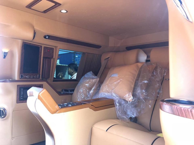 "Khủng long" Cadillac Escalade độ màn hình TV 48 inch chuẩn bị cập bến Việt Nam khung long cadillac escalade do man hinh tv 48 inch chuan bi cap ben viet nam
