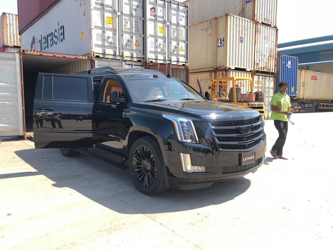 "Khủng long" Cadillac Escalade độ màn hình TV 48 inch chuẩn bị cập bến Việt Nam khung long cadillac escalade do man hinh tv 48 inch chuan bi cap ben viet nam