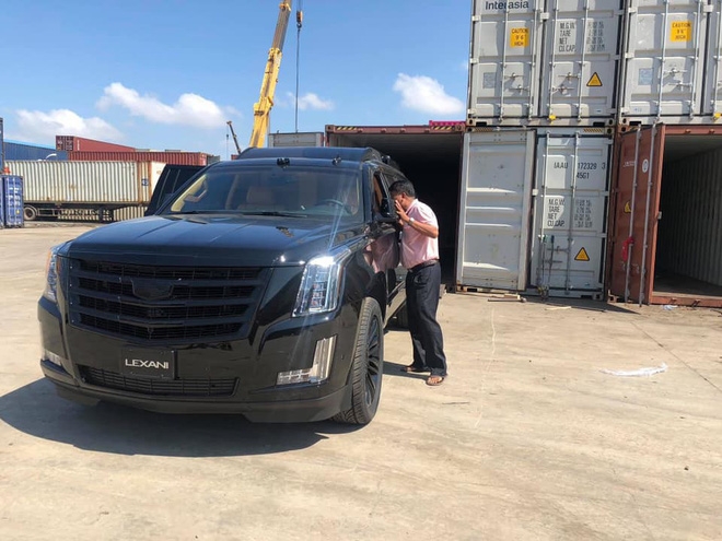 "Khủng long" Cadillac Escalade độ màn hình TV 48 inch chuẩn bị cập bến Việt Nam khung long cadillac escalade do man hinh tv 48 inch chuan bi cap ben viet nam