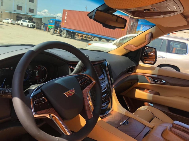 "Khủng long" Cadillac Escalade độ màn hình TV 48 inch chuẩn bị cập bến Việt Nam khung long cadillac escalade do man hinh tv 48 inch chuan bi cap ben viet nam