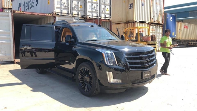 "Khủng long" Cadillac Escalade độ màn hình TV 48 inch chuẩn bị cập bến Việt Nam