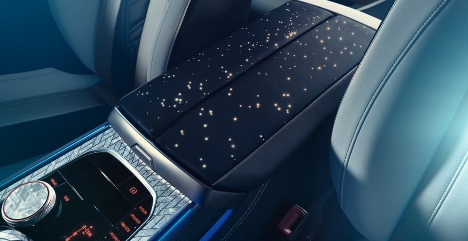 bmw m850i night sky che tac bang vat lieu ngoai hanh tinh