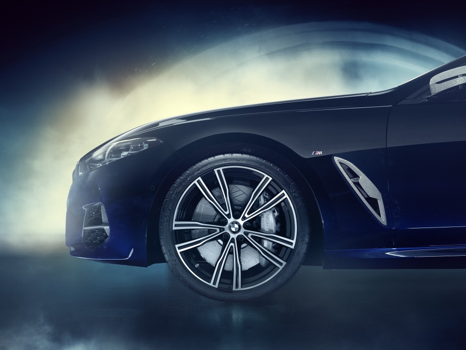 bmw m850i night sky che tac bang vat lieu ngoai hanh tinh