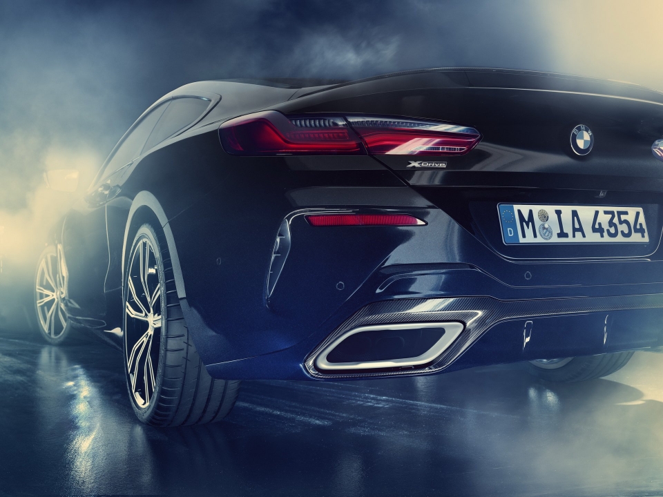 bmw m850i night sky che tac bang vat lieu ngoai hanh tinh