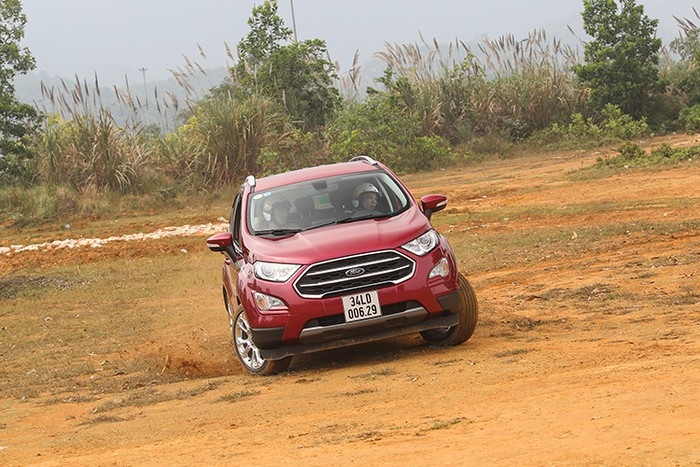 Ford EcoSport trình diễn khả năng off-road bất ngờ ford ecosport trinh dien kha nang off road an tuong trong ngay hoi trai nghiem va sang tao