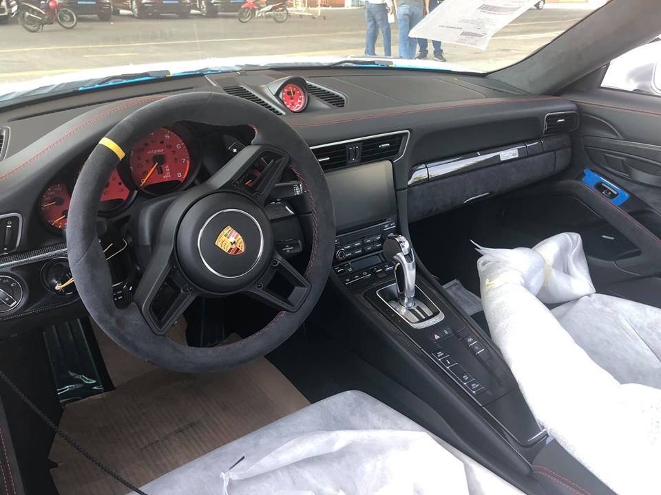 sieu xe porsche 911 gt2 rs gia 19 ty lan dau xuat hien tai viet nam