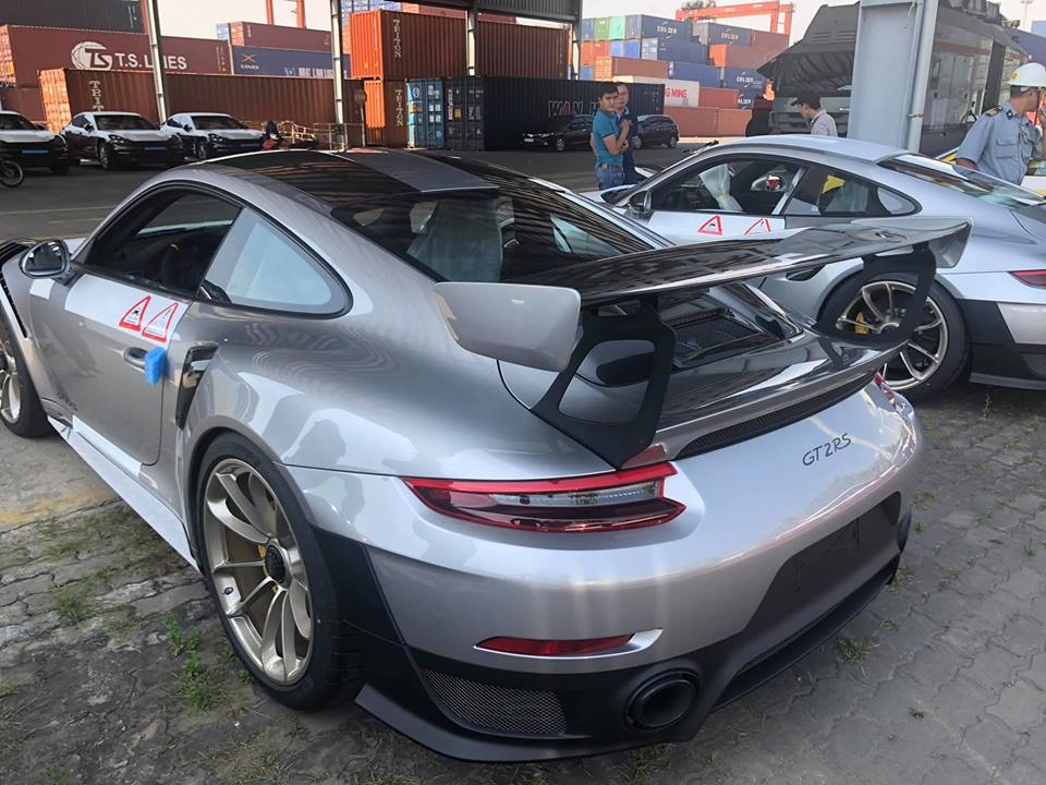 Siêu xe Porsche 911 GT2 RS giá 19 tỷ lần đầu xuất hiện tại Việt Nam sieu xe porsche 911 gt2 rs gia 19 ty lan dau xuat hien tai viet nam