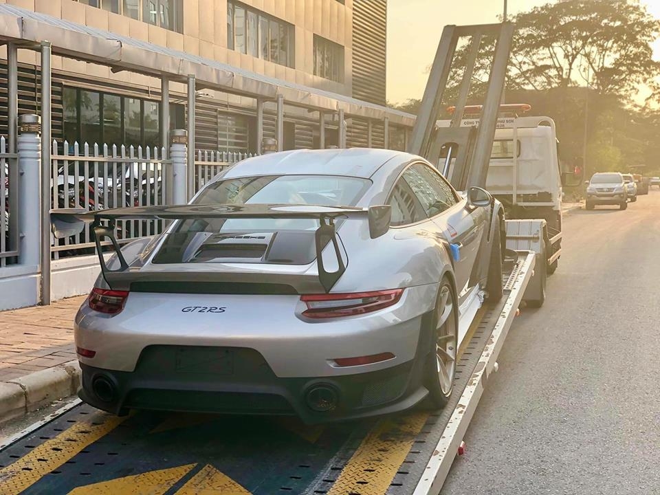 Siêu xe Porsche 911 GT2 RS giá 19 tỷ lần đầu xuất hiện tại Việt Nam sieu xe porsche 911 gt2 rs gia 19 ty lan dau xuat hien tai viet nam
