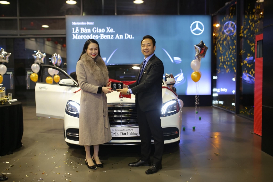 Ca sĩ Tuấn Hưng tậu xe sang Mercedes-Benz S450L Luxury tặng vợ vo chong ca si tuan hung tau xe sang mercedes benz s450l luxury tang vo