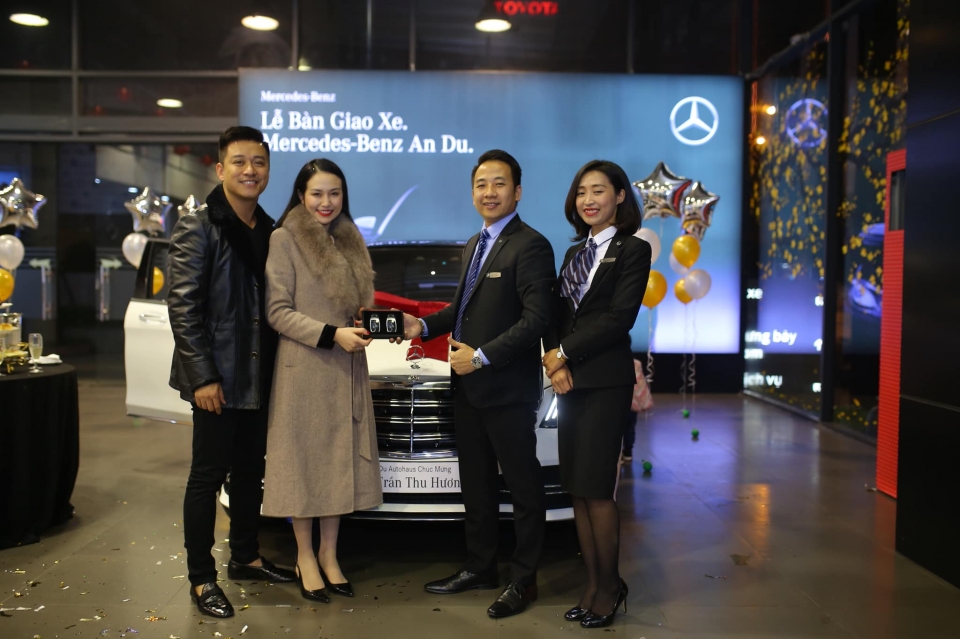 Ca sĩ Tuấn Hưng tậu xe sang Mercedes-Benz S450L Luxury tặng vợ vo chong ca si tuan hung tau xe sang mercedes benz s450l luxury tang vo