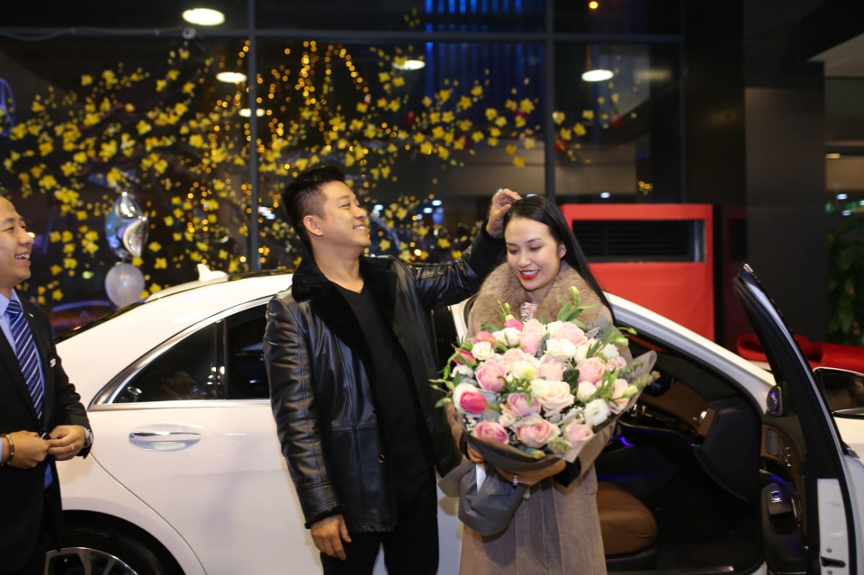 Ca sĩ Tuấn Hưng tậu xe sang Mercedes-Benz S450L Luxury tặng vợ vo chong ca si tuan hung tau xe sang mercedes benz s450l luxury tang vo