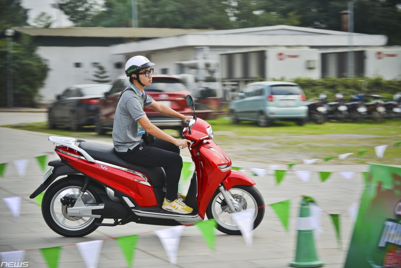 Đánh giá nhanh Pega eSH, xe máy điện bánh lớn tự tin so sánh với Honda SH danh gia nhanh pega esh xe may dien banh lon tu tin so sanh voi honda sh