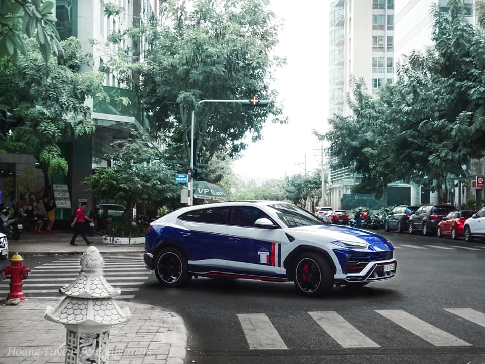 Minh "nhựa" khoác màu cờ Pháp cho siêu SUV Lamborghini Urus minh nhua khoac ao mau co phap cho sieu suv lamborghini urus