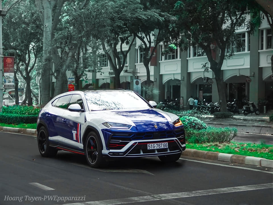 Minh "nhựa" khoác màu cờ Pháp cho siêu SUV Lamborghini Urus minh nhua khoac ao mau co phap cho sieu suv lamborghini urus
