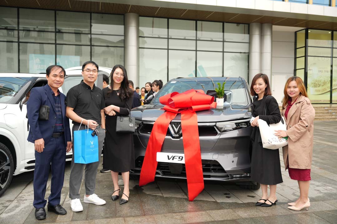 VinFast bàn giao 27 chiếc VF 9 đầu tiên cho khách hàng 27 xe VinFast VF9 đầu tiên được bàn giao đến tay khách hàng