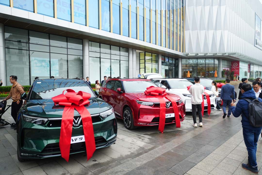 27 xe VinFast VF9 đầu tiên được bàn giao đến tay khách hàng 27 xe VinFast VF9 đầu tiên được bàn giao đến tay khách hàng