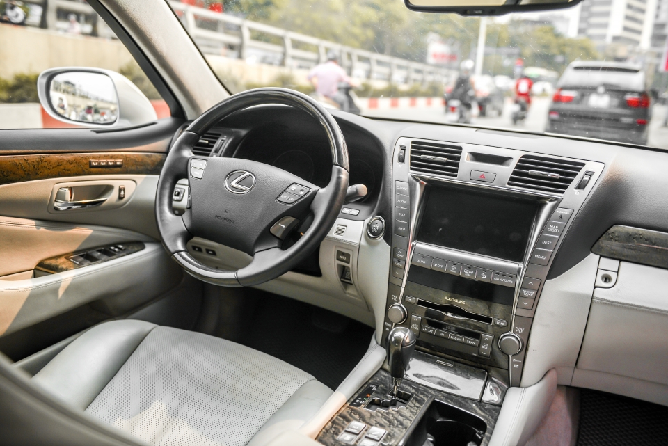 lexus ls 460l xe sang chanh mot thoi co gia chi ngang toyota camry