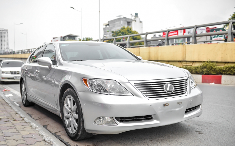 lexus ls 460l xe sang chanh mot thoi co gia chi ngang toyota camry