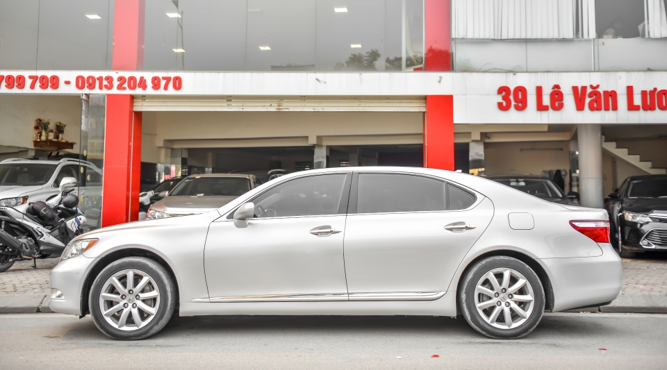 lexus ls 460l xe sang chanh mot thoi co gia chi ngang toyota camry