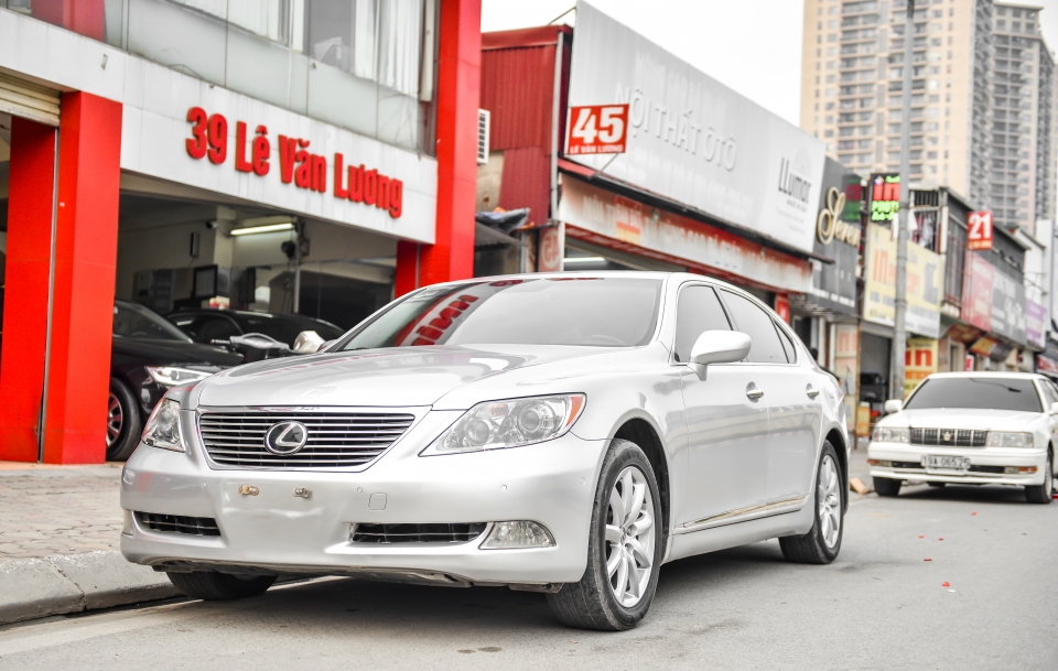lexus ls 460l xe sang chanh mot thoi co gia chi ngang toyota camry