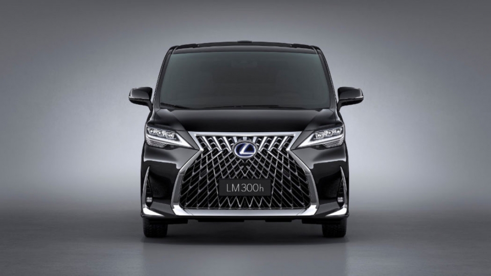 lexus lm ra mat minivan hang sang voi khoang noi that dang cap