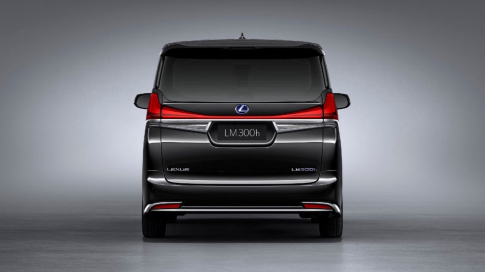 lexus lm ra mat minivan hang sang voi khoang noi that dang cap
