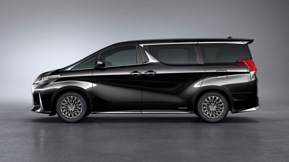 lexus lm ra mat minivan hang sang voi khoang noi that dang cap