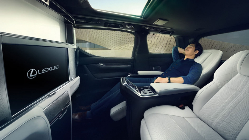 lexus lm ra mat minivan hang sang voi khoang noi that dang cap