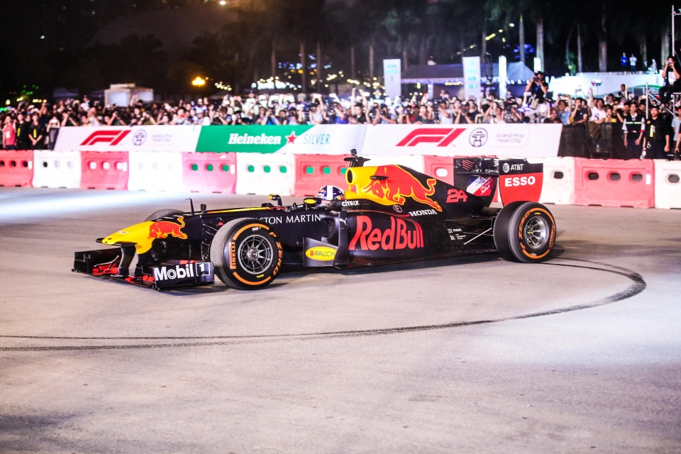 Xem xe đua F1 so tốc độ và drift tại Mỹ Đình xem xe dua f1 so toc do va drift tai my dinh