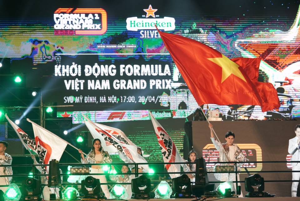 Xem xe đua F1 so tốc độ và drift tại Mỹ Đình xem xe dua f1 so toc do va drift tai my dinh