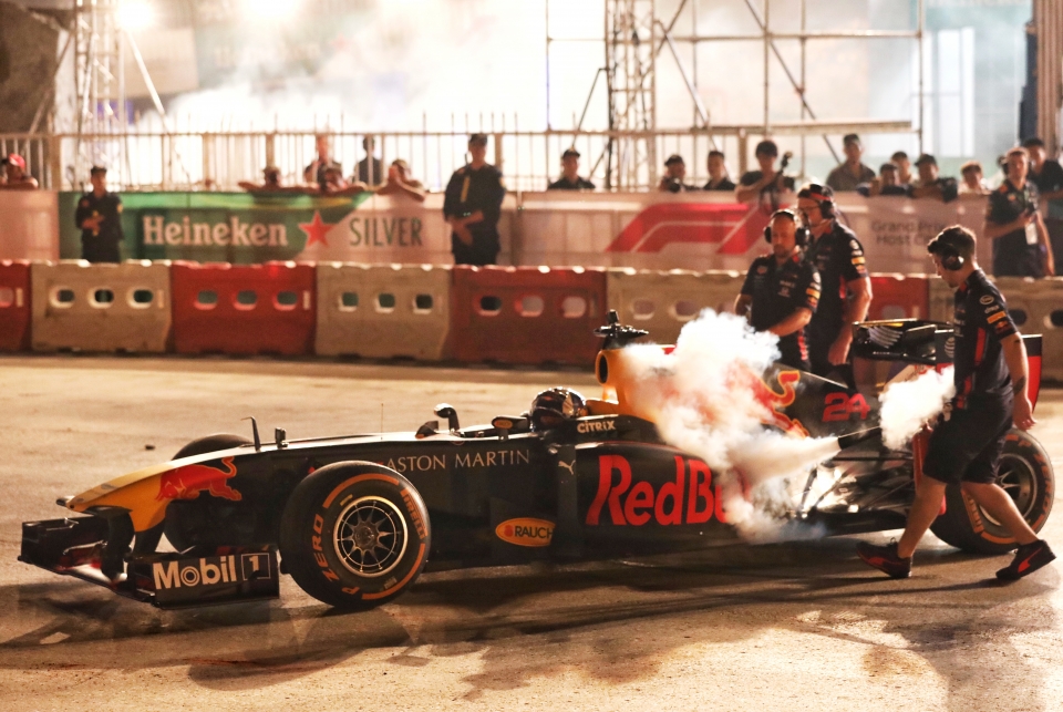 Xem xe đua F1 so tốc độ và drift tại Mỹ Đình xem xe dua f1 so toc do va drift tai my dinh