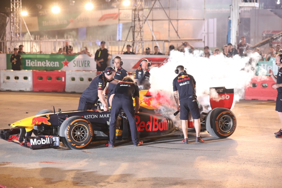 Xem xe đua F1 so tốc độ và drift tại Mỹ Đình xem xe dua f1 so toc do va drift tai my dinh