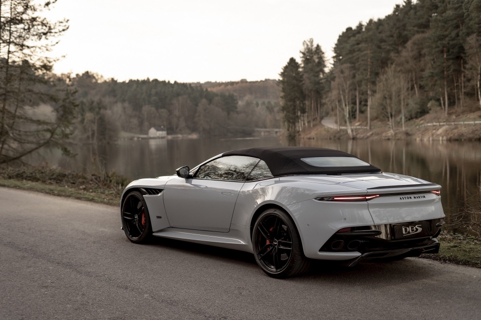 aston martin ra mat sieu xe mui tran 715 ma luc dbs superleggera volante