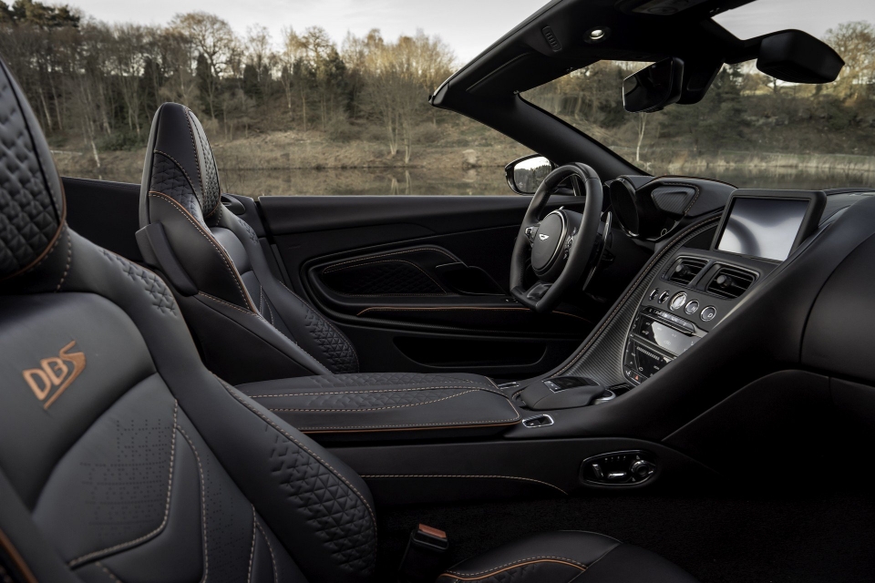 aston martin ra mat sieu xe mui tran 715 ma luc dbs superleggera volante