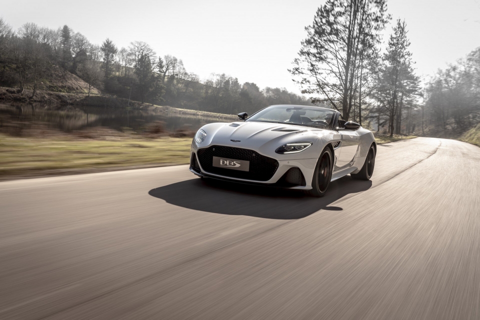 aston martin ra mat sieu xe mui tran 715 ma luc dbs superleggera volante