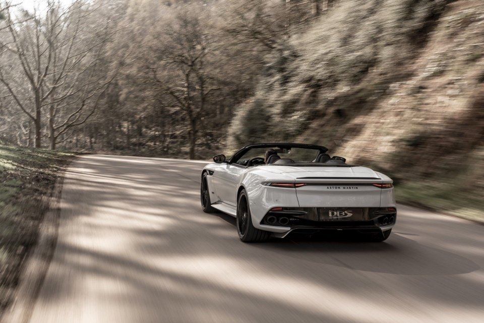 aston martin ra mat sieu xe mui tran 715 ma luc dbs superleggera volante