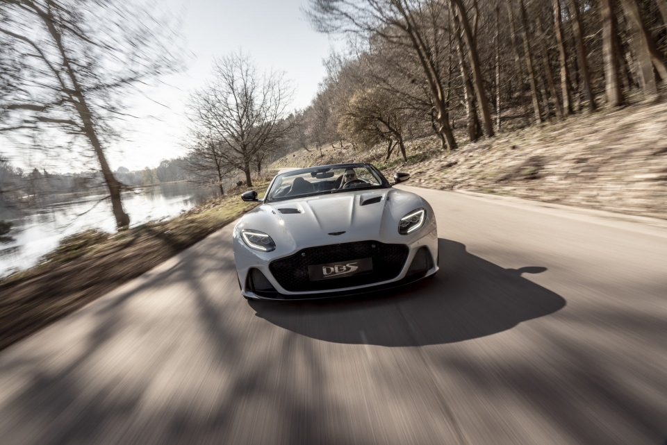 aston martin ra mat sieu xe mui tran 715 ma luc dbs superleggera volante