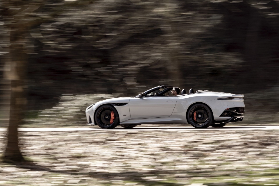 aston martin ra mat sieu xe mui tran 715 ma luc dbs superleggera volante