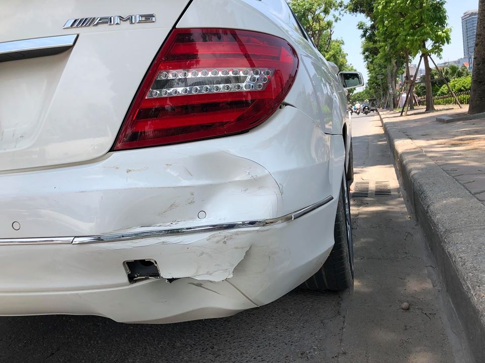 chu xe mercedes duoc ca ngoi vi bo qua vu va cham thiet hai toi 30 trieu